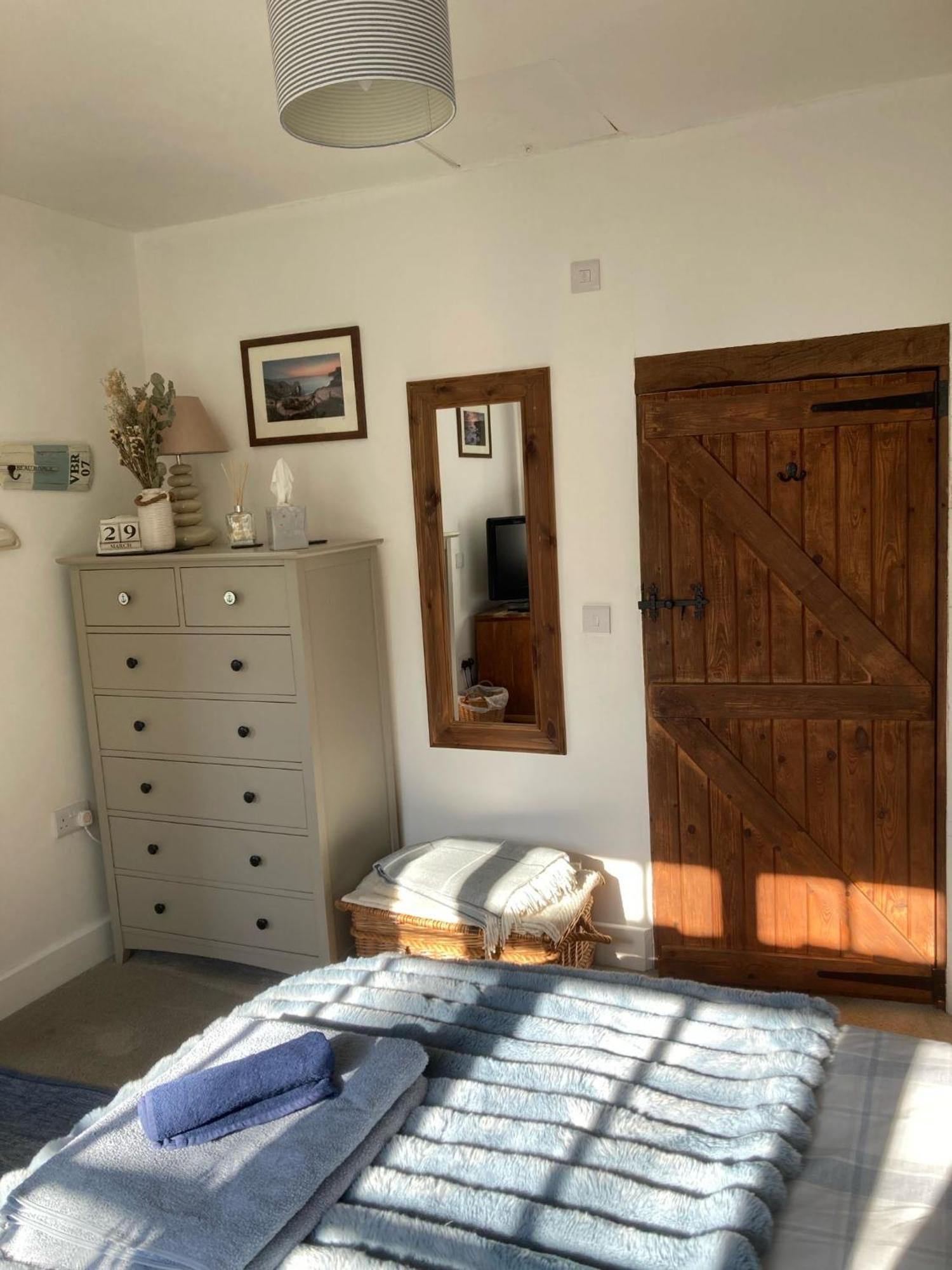 Guest Suite At 31 Little England Milborne Saint Andrew Exterior foto